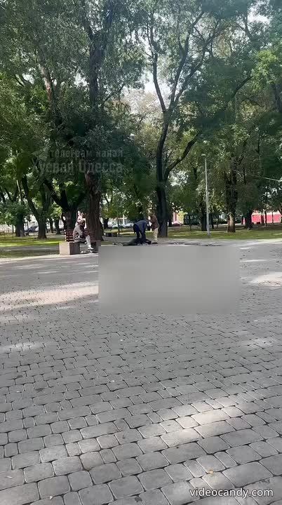 В Одессе мужика пытались реанимировать водой из лужи