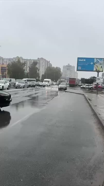 Киевщина в темноте и без воды: жители Софиевской Борщаговки перекрывают улицы в знак протеста