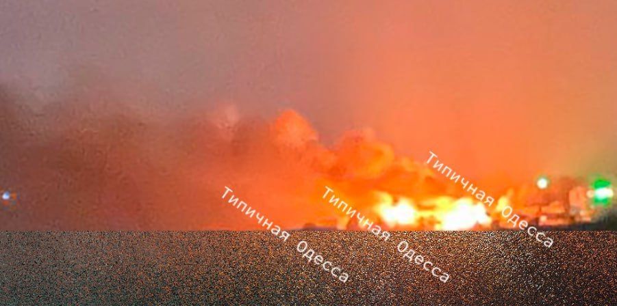 Сильный пожар на подстанции в Одессе после ударов