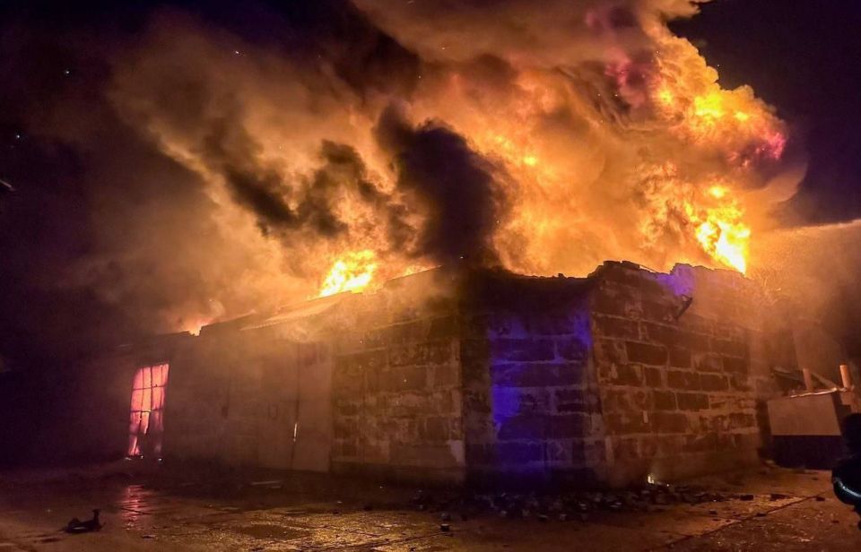 По 7-му километру. Этой ночью загорелись склады на объездной дороге в районе рынка 7-й километр