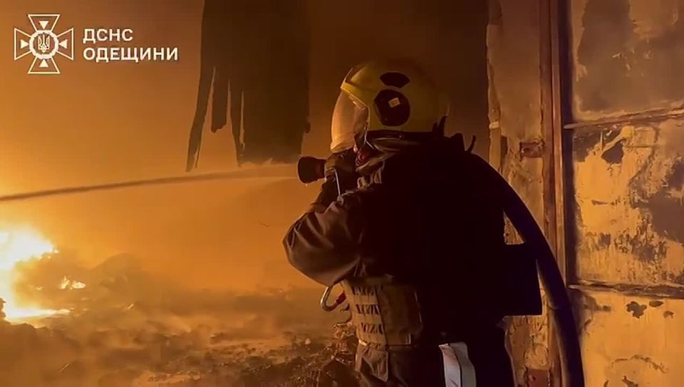 После ударов БПЛА в Одессе начались масштабные пожары на складах