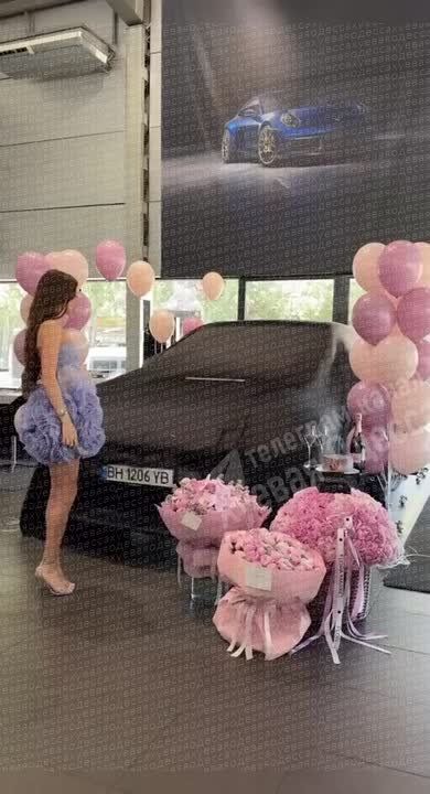 «Что ты там такое делаешь ртом?»: одесситы позавидовали девушке, которой подарили машину