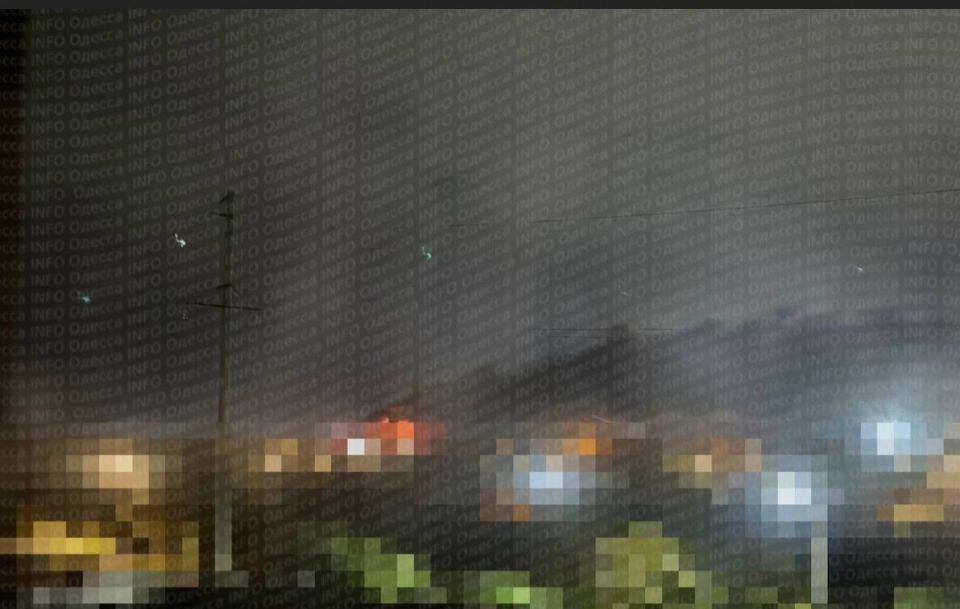 Пожарище в Одессе после прилетов "Гераней" Пожарище в Одессе после прилетов "Гераней"