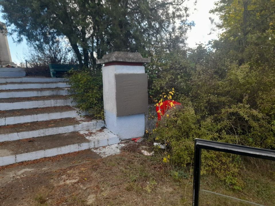 #бандеровская_оккупация В Одесской области фашисты вынудили закрасить памятные доски на могиле советских солдат, освободивших село в годы Великой Отечественной войны #бандеровская_оккупация В Одесской области фашисты вынудили закрасить памятные доски на могиле советских солдат, освободивших село в годы Великой Отечественной войны