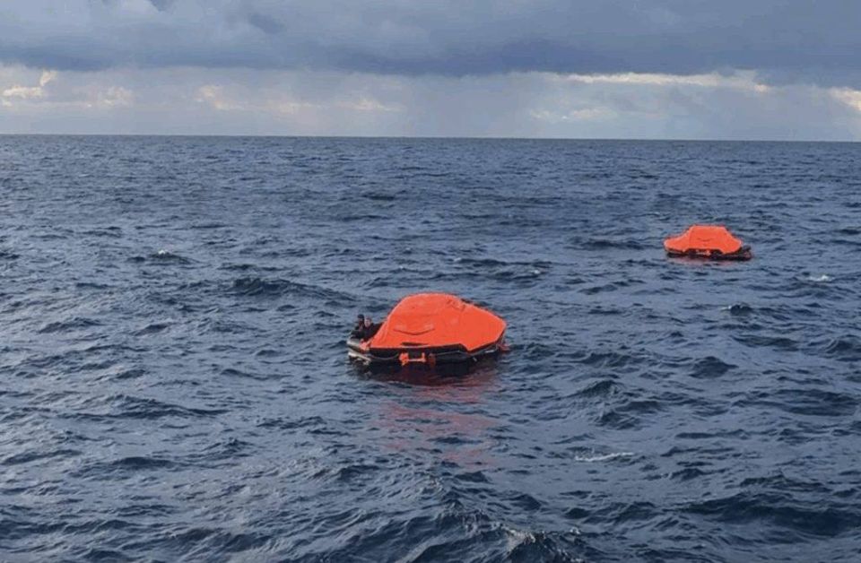 Появились кадры крушения сухогруза в Черном море Появились кадры крушения сухогруза в Черном море