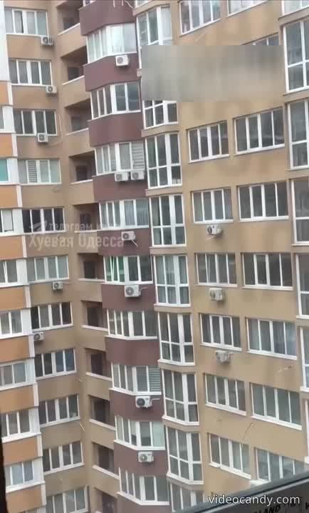 Мужик экстремально развлекается на балконе 12 этажа в Одессе