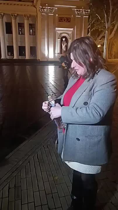 В центре Одессы дамочка бомбанула шампанским в честь отставки Труханова