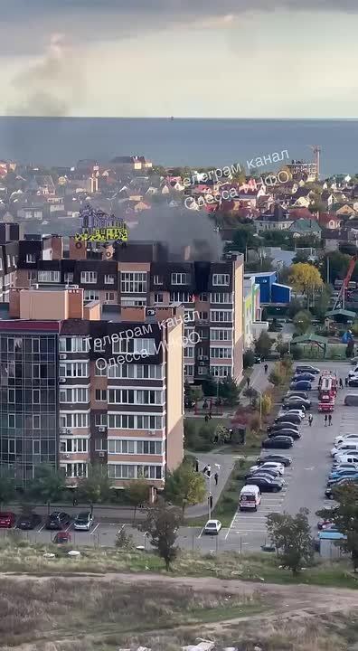В Одессе горит квартира на Поселке