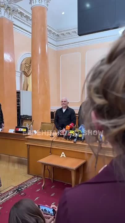 Кипер высмеял Труханова за то, что тот вывез всю мебель из кабинета