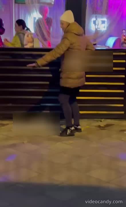 Алкашка заправилась алкашкой и устроила танцы возле кафе в Аркадии