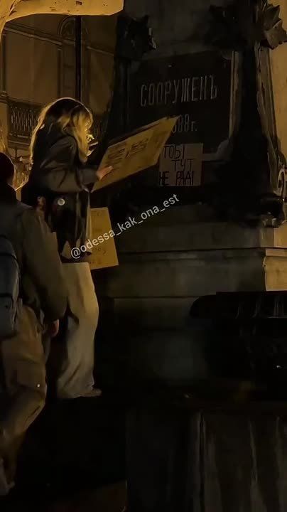 «Одесса без пушкина»: украинские активисты снова угрожают памятнику поэта