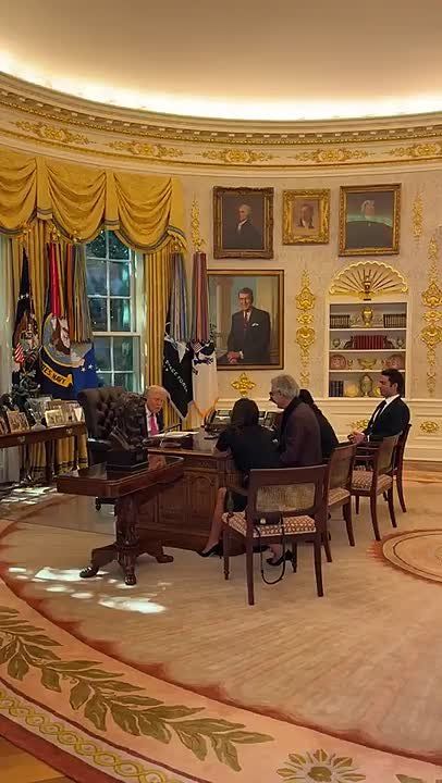 Тем временем, Зеленский опаздывает на встречу с Трампом почти на час