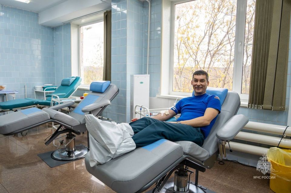 Камчатские спасатели МЧС России стали донорами крови в рамках акции «35 добрых дел»