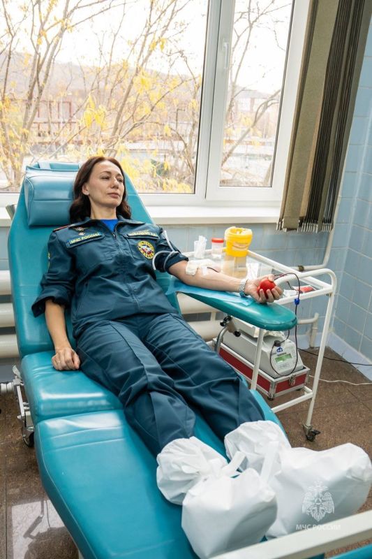 Камчатские спасатели МЧС России стали донорами крови в рамках акции «35 добрых дел» Камчатские спасатели МЧС России стали донорами крови в рамках акции «35 добрых дел»