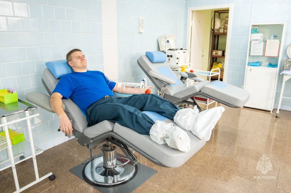 Камчатские спасатели МЧС России стали донорами крови в рамках акции «35 добрых дел» Камчатские спасатели МЧС России стали донорами крови в рамках акции «35 добрых дел»