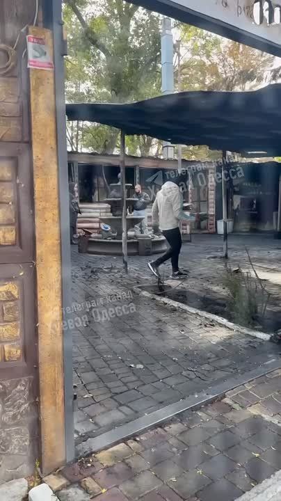 Под Ивановским мостом сгорел ресторан «Огонь»