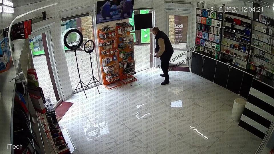 Мужик пытался из магазина на Привозе через окно