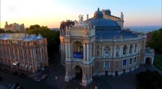 Одесса, наша жемчужина у моря И вновь, как в юности, шагаю по этому наполненному солнцем городу