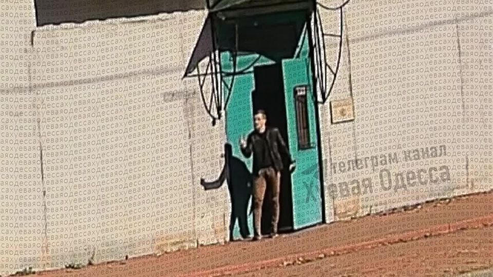 Одесса. Молодой парень показал средний палец ТЦКашникам в бусике, но сбоку на него уже бежал их побратим, который все же не успел и парень свалил