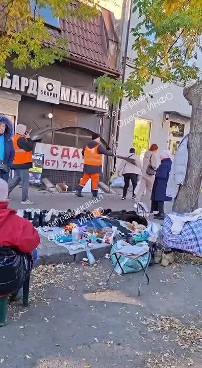 В Одессе дворник избил бабку веником