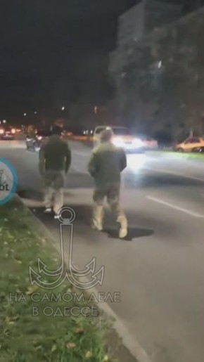 Возле супермаркета «Копейка» в Одессе люди очень вежливо проявляли свою любовь