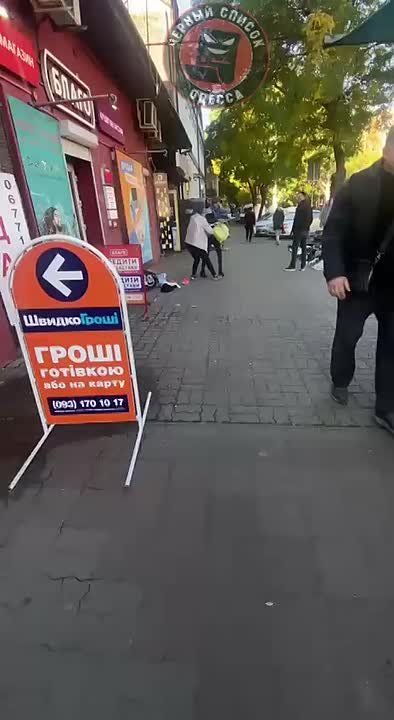 Бомж с бомжихой в Одессе устроили бучу из-за шмоток
