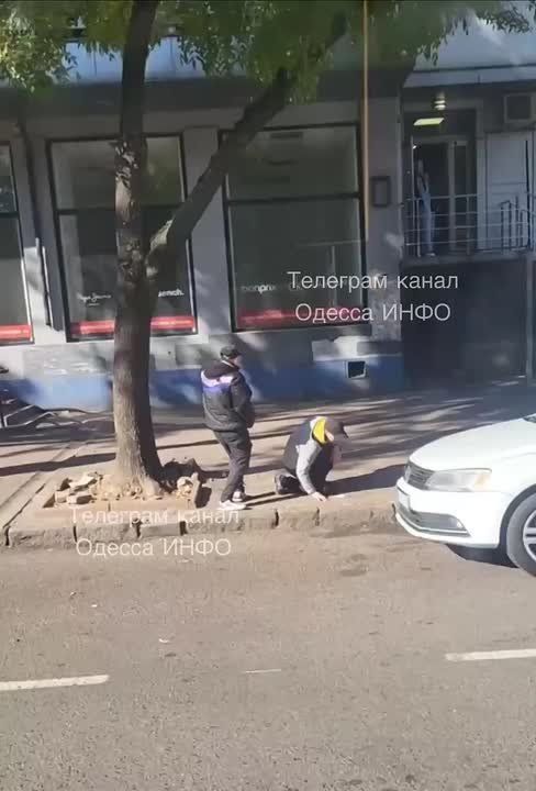 У мужиков заглючило программное обеспечение прямо посреди улицы в Одессе