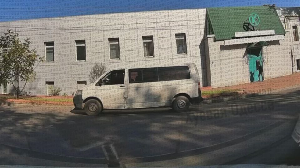 В Одессе парень показал военкомам фак и убежал