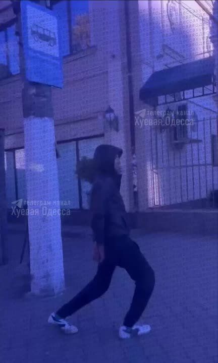 На улице в Одессе заглючил очередной робот