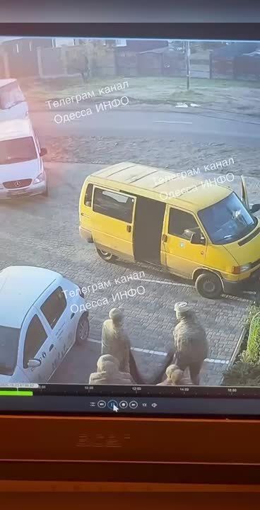 16 на 1: Толпа военкомов накинулась на жертву в Одессе