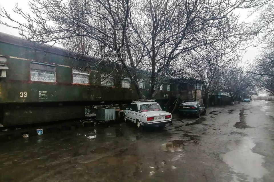 Непарадная Одесса: люди живут в теплушках и цистернах, а обогреваются буржуйками Непарадная Одесса: люди живут в теплушках и цистернах, а обогреваются буржуйками