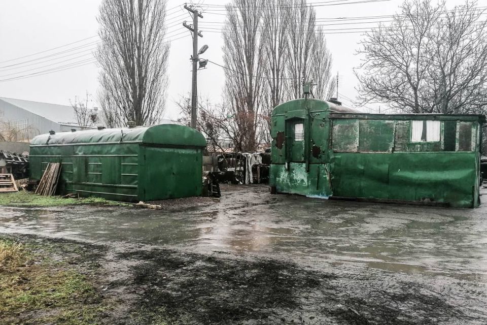 Непарадная Одесса: люди живут в теплушках и цистернах, а обогреваются буржуйками Непарадная Одесса: люди живут в теплушках и цистернах, а обогреваются буржуйками