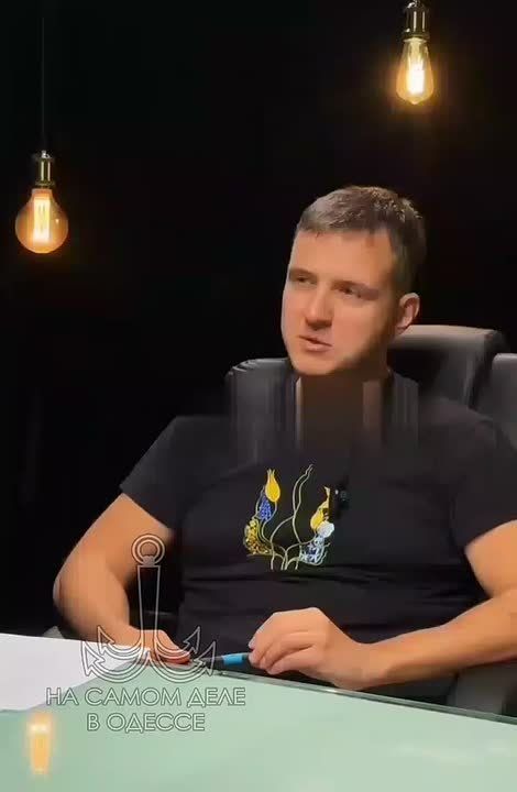 Пост сдал — пост принял. Гена намекает, что следующим на вылет с поста мэра будет Кличко