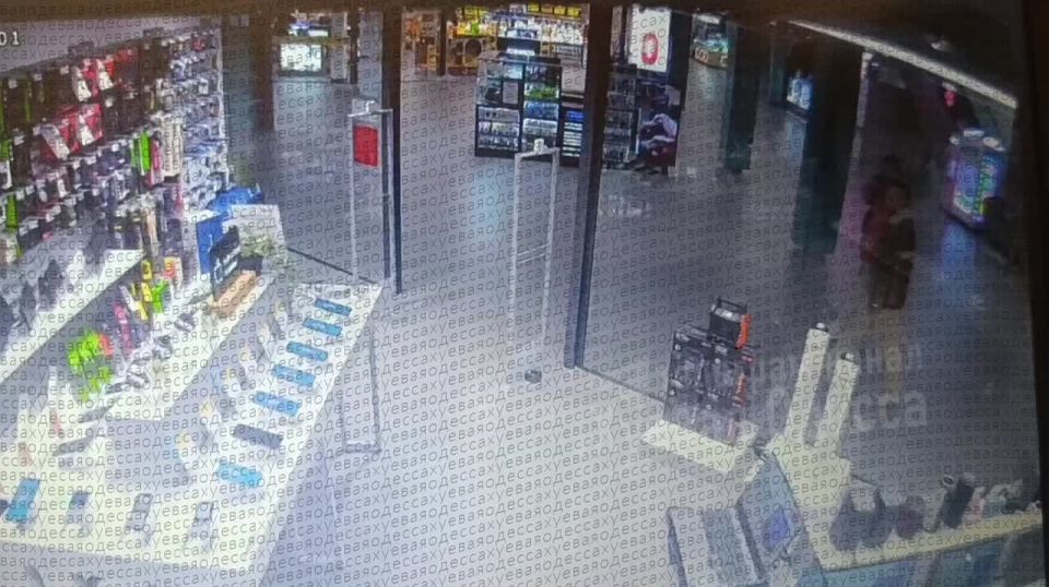 В Одессе мужик влетел в стекло в магазине