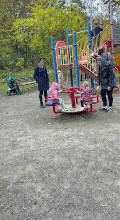 Тётка с топором в черепушке гуляет по детской площадке в Одессе