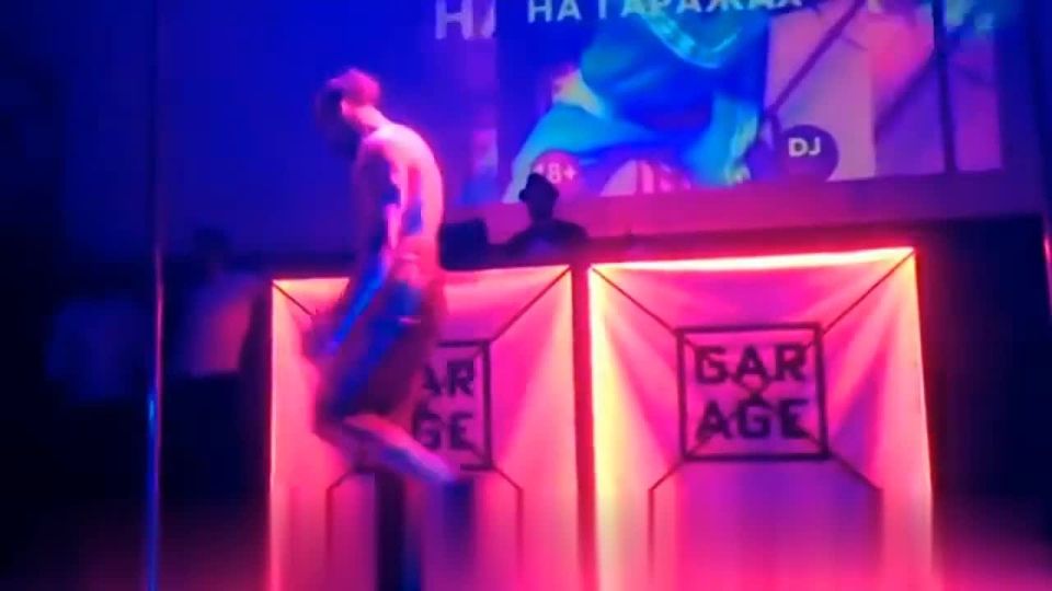 Голый мачо в подарок: хитом праздников в Одессе стал мужской стриптиз