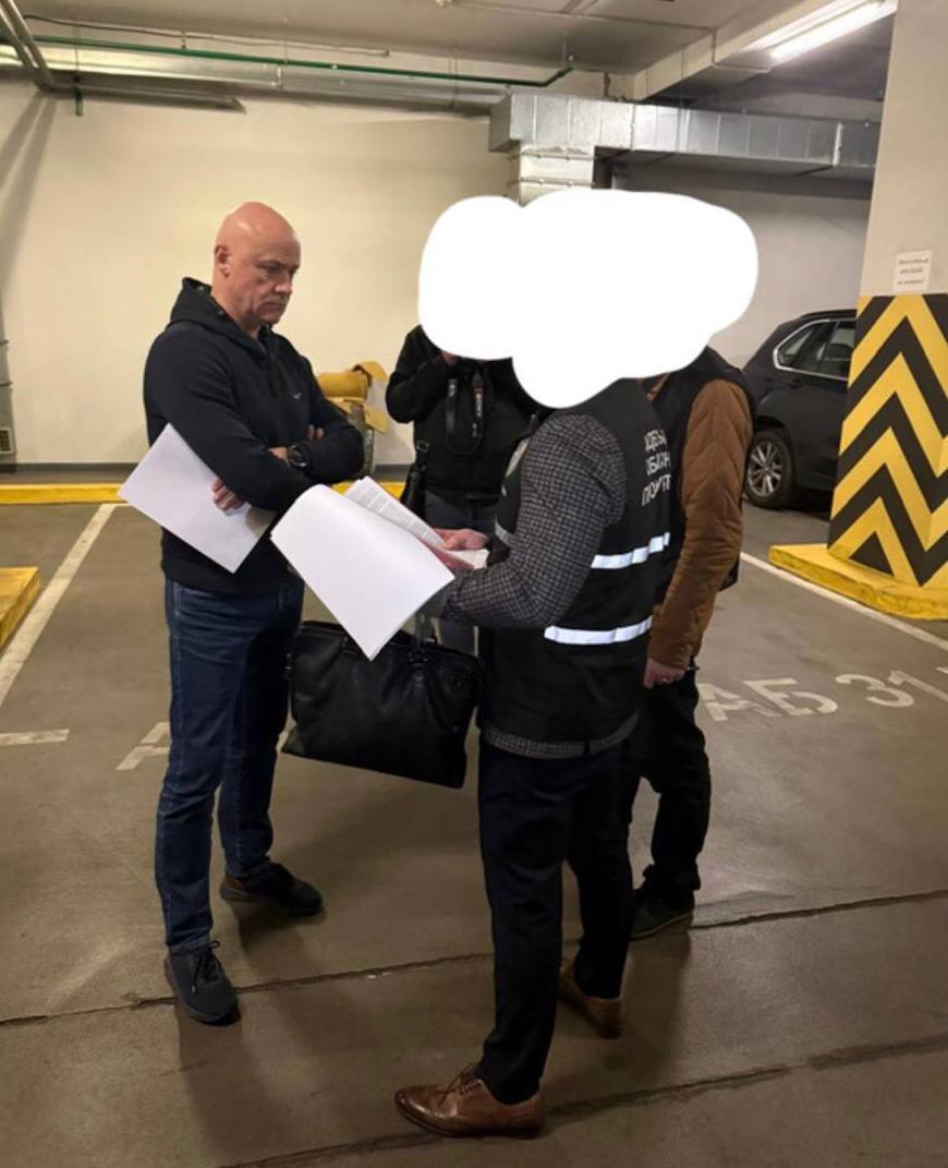 Экс-мэру Одессы вручили «подозрение» прямо на парковке, сообщают местные каналы