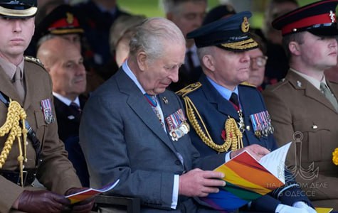 Пока Великобританию захватывают мигранты-мусульмане, а коренные жители устраивают против них марши протеста, английский монарх занят более важными делами Пока Великобританию захватывают мигранты-мусульмане, а коренные жители устраивают против них марши протеста, английский монарх занят более важными делами