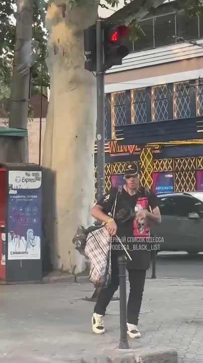 Виртуальный барабанщик на улицах Одессы