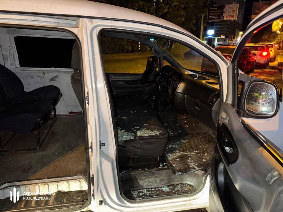 В Одессе пьяный полицейский разбил прикладом оружия стекло машины ТЦК В Одессе пьяный полицейский разбил прикладом оружия стекло машины ТЦК