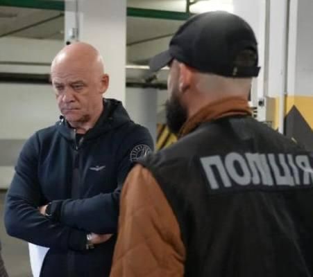 Сегодня вечером экс-мэру Одессы Труханову вручили подозрение