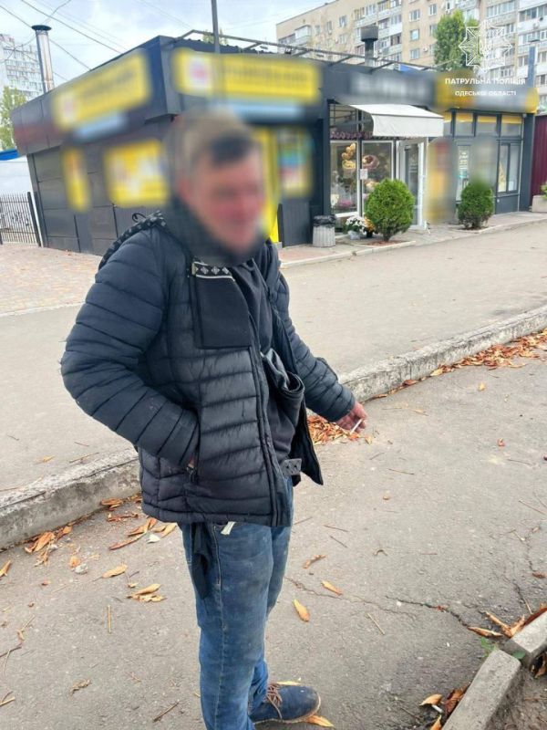 Мужик в Одессе приставал к прохожим и угрожал ножами
