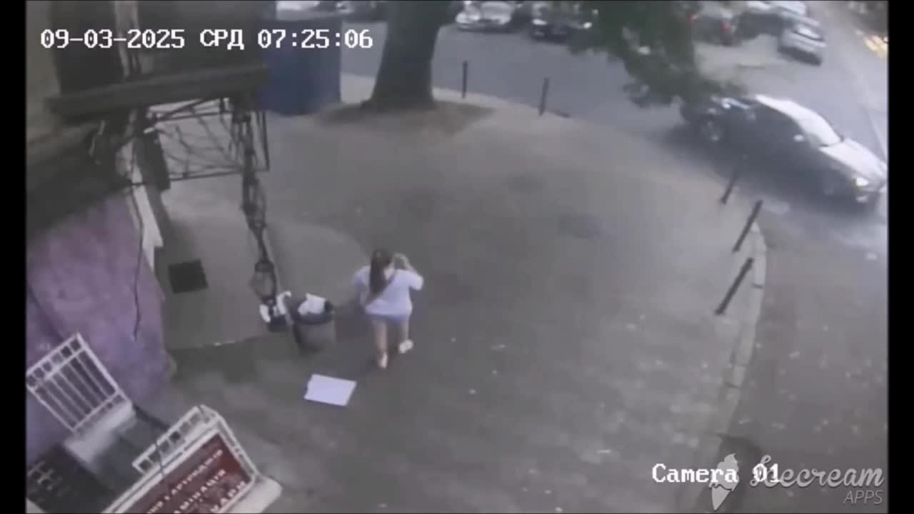 Рано утром в Одессе военкомы напали на парня с мусорными пакетами