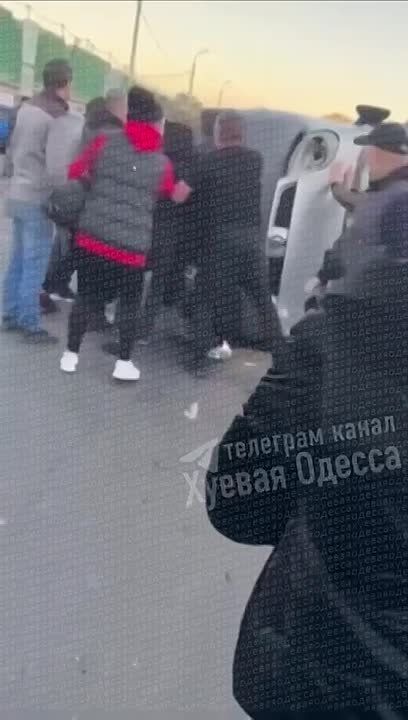 В Одессе толпа перевернула бусик ТЦК