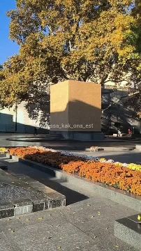 Одесса вместо памятника Пушкину любуется фашистскими символами