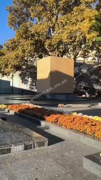 В Одессе памятник Пушкину, на который уже не раз покушались вандалы, наглухо заколотили досками