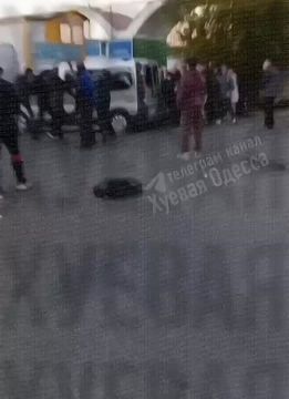 В Одессе местные жители избили дубинками сотрудников ТЦК, а также распылили им в глаза слезоточивый газ (либо перцовый спрей)