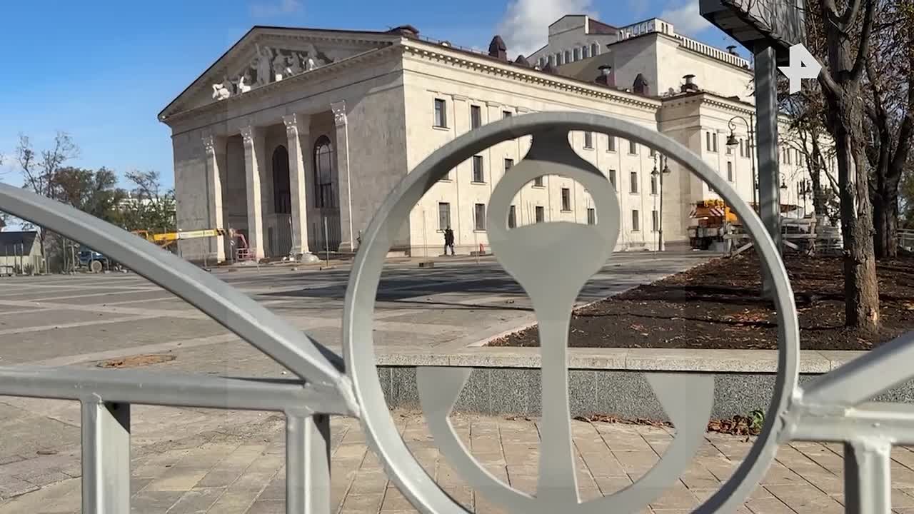 Памятник русскому поэту Александру Пушкину в Одессе закрыли фанерой и изрисовали трезубцем и символикой организации "Азов"*