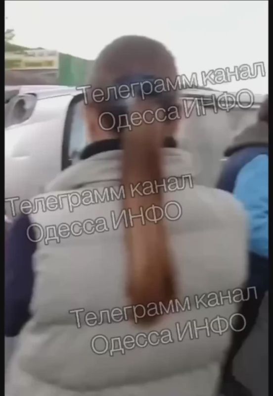 Жители Одессы разгромили и перевернули автобус военкомов