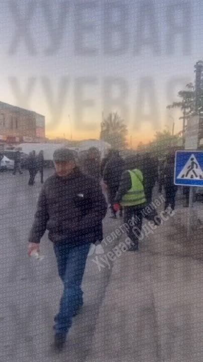 Одесситы устроили жаркую встречу ТЦКшникам — собравшись толпой и перевернув бус военкоматчиков